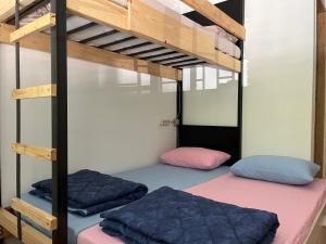 2 stapelbedden in een kleine kamer met: bij Chillton hostel in Belgrado