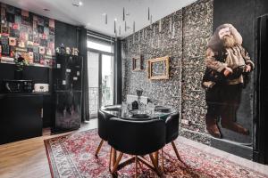 a dining room with a painting of a man on a wall at Harry Potter - Séjour magique à Poudlard in Saint-Étienne