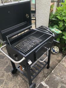 a black barbecue grill sitting on a sidewalk at La Primula Vicinanza 5 Terre in Riccò del Golfo di Spezia