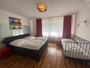 ein Schlafzimmer mit zwei Betten und einem Fenster in der Unterkunft XXL-Cologne Cathedral Apartment in Köln