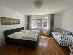 En eller flere senge i et værelse på XXL-Cologne Cathedral Apartment