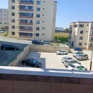 un grupo de coches estacionados en un estacionamiento en Masaryss luxury apartament 2, en Văleni