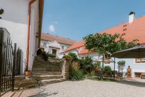 un gruppo di edifici con scale e un ombrello di Resort Mlýn Karolínka a Vranov nad Dyjí