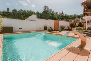 una piscina con fontana in una casa di Resort Mlýn Karolínka a Vranov nad Dyjí