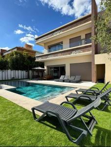 Bassein majutusasutuses Villa Luxueuse avec Vue Panoramique või selle lähedal