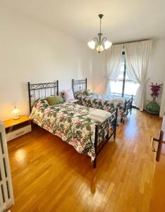 ペルージャにあるApartment in Perugiaのベッドルーム1室(ベッド2台付)が備わります。