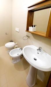 ペルージャにあるApartment in Perugiaの白い洗面台とトイレのあるバスルーム +3枚の写真