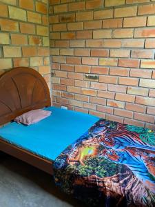 Posto letto in camera con muro di mattoni di El Mirador de la Villa a Tarapoto
