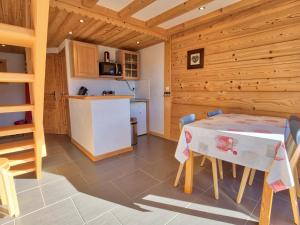 una cucina e una sala da pranzo con tavolo e sedie di Charmant duplex rénové, 34 m², 4 pers, vue Mont Charvin - FR-1-505-25 a Notre-Dame-de-Bellecombe Altre 16 foto
