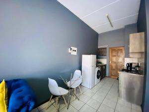Kuchyň nebo kuchyňský kout v ubytování A spacious 2bedrooms apartment in the heart of Kempton Park