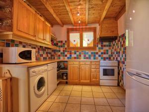 Kuchyň nebo kuchyňský kout v ubytování Demi chalet tout confort, proche pistes, balcon, 2ch/1sdb - FR-1-505-59 + 13 fotografií