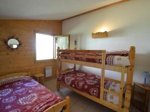 Postel nebo postele na pokoji v ubytování Demi chalet tout confort, proche pistes, balcon, 2ch/1sdb - FR-1-505-59