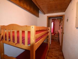 Un dormitorio con una litera en una habitación. en Charmant appart 4/5 pers au pied des pistes avec balcon, Wifi, parking, animaux OK - FR-1-505-65, en Notre-Dame-de-Bellecombe