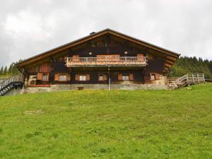 une grande maison en bois au sommet d'une colline dans l'établissement Mazot savoyard avec 2 chambres, WIFI, animaux admis, parking privatif - FR-1-505-217, à Notre-Dame-de-Bellecombe