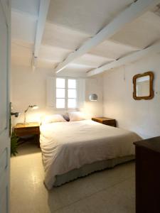 迦太基La maison de oiseaux的带一张大床和一扇窗户的卧室