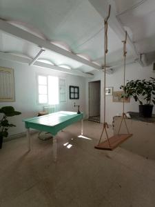 迦太基La maison de oiseaux的一间设有乒乓球桌的房间
