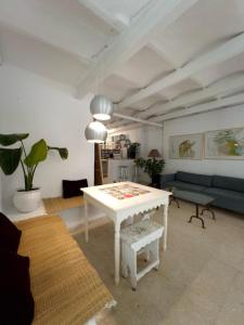 迦太基La maison de oiseaux的客厅里有一张白色的桌子和一张沙发