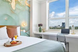 Un dormitorio con una cama con una bandeja de fruta encima. en MVR Suite Floor to Ceiling Wow in Every Room, en Miami