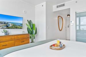 Un dormitorio con una cama con un televisor en la pared. en MVR Suite Floor to Ceiling Wow in Every Room, en Miami 14 fotos más