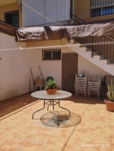 una mesa con una maceta en una habitación en Villa Montoro, en Purchil