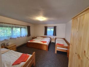 Letto o letti in una camera di Hacienda ČERT Kořenov