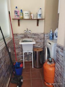 Un baño con lavabo y lavadora. en Villa Montoro, en Purchil 19 fotos más