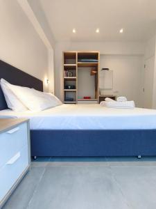 ファリラキにあるZen Beach House Falirakiの部屋の中に大きなベッドがある寝室 +19枚の写真