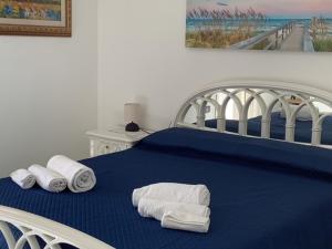 a blue bed with towels on top of it at BenitiKe House in Cala Gonone
