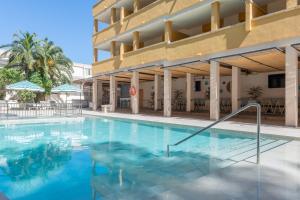 The swimming pool at or close to FLOR los Almendros Apartamentos