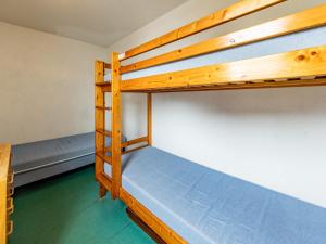 Ένα ή περισσότερα κρεβάτια σε δωμάτιο στο Confortable T3 à Saint François Longchamp - Proche pistes et commerces, balcon sud - FR-1-807-18