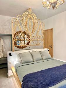 Кровать или кровати в номере Kallisti Retreats Luxury Villas +55 фотографий