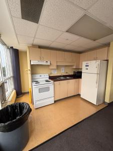 a kitchen with a stove and a refrigerator at Hotel Laurier - King Street Residence in Waterloo