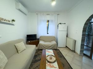 una sala de estar con un sofá y una mesa en Family house nea vrasna, en Nea Vrasna