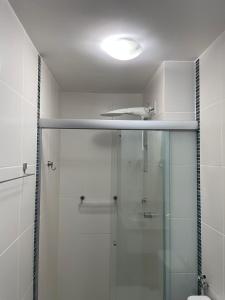 Un baño con ducha con puerta de cristal. en Veredas do Rio Quente, en Rio Quente