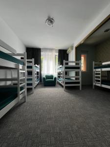 Llit o llits en una habitació de Amazon Hostel Podgorica