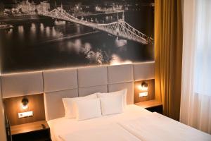 Ένα ή περισσότερα κρεβάτια σε δωμάτιο στο 12 Revay Hotel