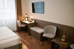 Postel nebo postele na pokoji v ubytování 12 Revay Hotel