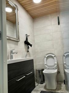 Et badeværelse på Studio with private entrance