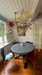 a dining room with a table and chairs at Vakantiehuis Toxopeus in Burgh Haamstede