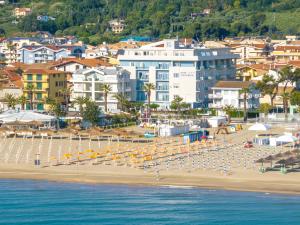 a beach with chairs and umbrellas and the ocean at Hotel Continental in Tortoreto Lido