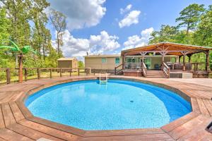 Bazén v ubytování Pet-Friendly Home with Pool in Broken Bow! nebo v jeho okolí