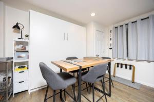 Un comedor con mesa y sillas de madera. en 124 Bldg B studio, en Truckee