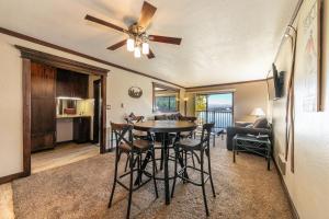 Una cocina y una sala de estar con mesa y sillas. en 247 Bldg C condo, en Truckee