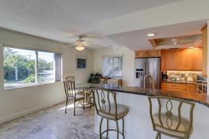 Kuchyň nebo kuchyňský kout v ubytování Sanibel Surfside 216