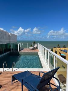 einen Pool auf einem Balkon mit Meerblick in der Unterkunft Caribbean Blue - Jardim Oceania in João Pessoa