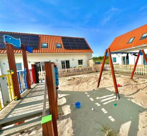 Herní místnost nebo prostor pro děti v ubytování Domek Biały Lotos - Cisza i natura blisko plaży i centrum