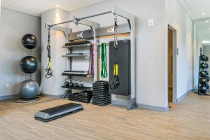 Apt Close to Downtown with Gym的健身中心和/或健身设施