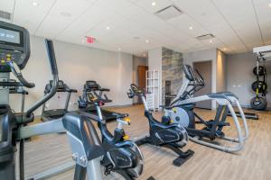 Apt Close to Downtown with Gym的健身中心和/或健身设施
