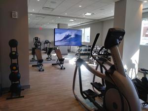 Apt Close to Downtown with Gym的健身中心和/或健身设施