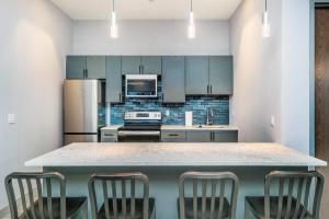 Apt Close to Downtown with Gym的厨房或小厨房